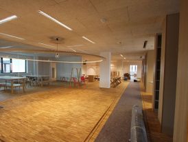 Blick in den Grundschulbereich der FSAS-Berlin, mit Gruppen-Zelten, die von den Lernpartnern/SchülerInnen selbst gestaltet werden